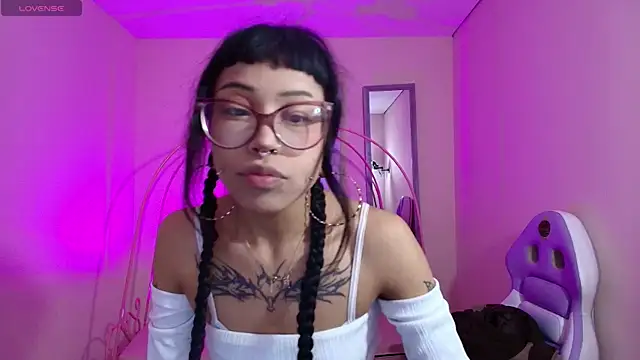 Snapshot of Violetta_Suky chatting on 02/20/25, 01:40 Violetta Suky online show from 02/20/25, 01:40