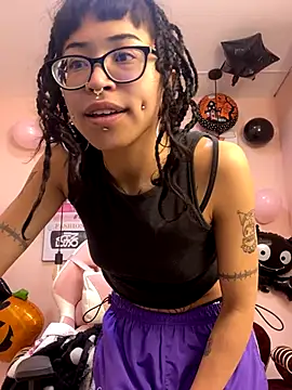 Snapshot of Violetta_Suky chatting on 10/25/25, 01:18 Violetta Suky online show from 10/25/25, 01:18