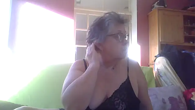 Snapshot of Vandeae44 chatting on 12/02/25, 09:36 Vandeae44 online show from 12/02/25, 09:36