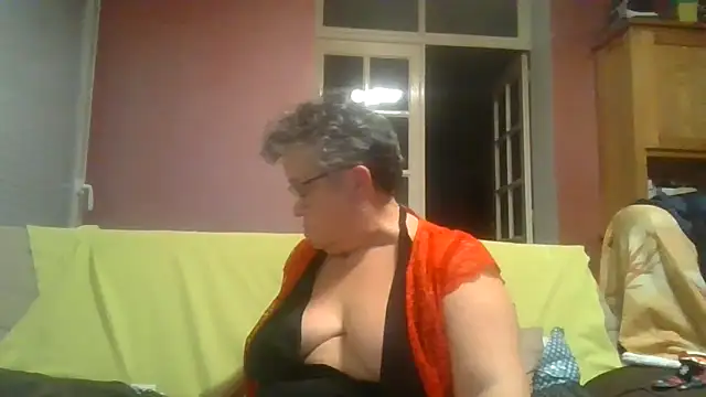 Snapshot of Vandeae44 chatting on 12/18/25, 07:09 Vandeae44 online show from 12/18/25, 07:09