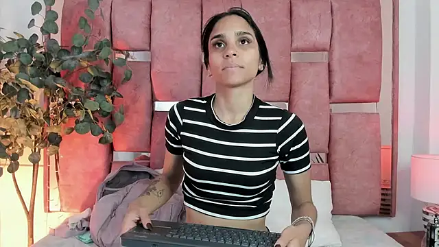 Snapshot of sophie_pariss chatting on 07/10/26, 02:27 sophie pariss online show from 07/10/26, 02:27