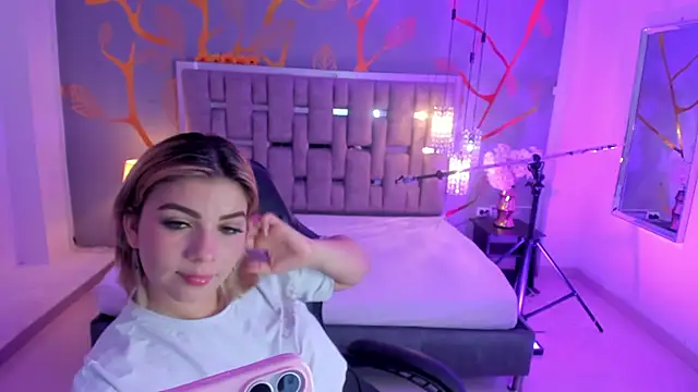 Snapshot of AlessiaDouce chatting on 11/08/25, 04:01 AlessiaDouce online show from 11/08/25, 04:01