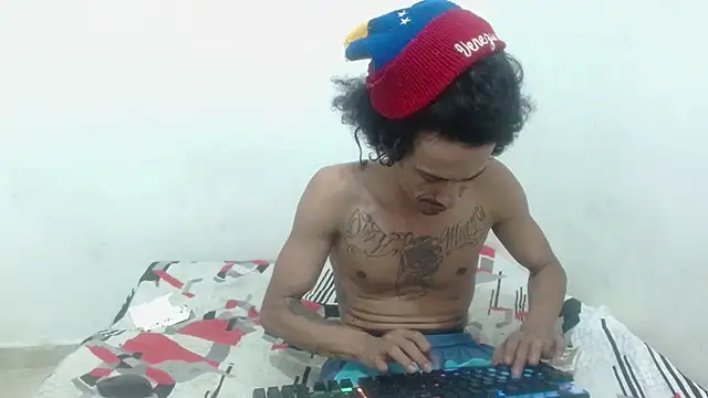 Snapshot of damian_bottom_bigcock chatting on 12/02/24, 10:45 damian bottom bigcock online show from 12/02/24, 10:45