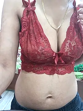 Snapshot of priya_sharma02 chatting on 03/12/25, 12:36 priya sharma02 online show from 03/12/25, 12:36