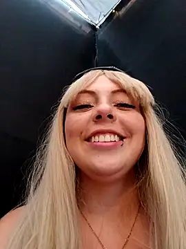 Snapshot of madelaine- chatting on 12/19/24, 10:42 madelaine- online show from 12/19/24, 10:42