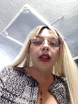 Snapshot of madelaine- chatting on 02/25/25, 07:36 madelaine- online show from 02/25/25, 07:36