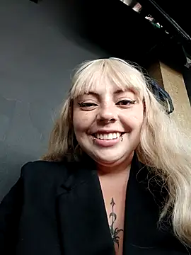 Snapshot of madelaine- chatting on 03/19/25, 09:05 madelaine- online show from 03/19/25, 09:05
