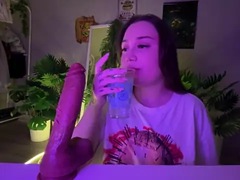 Snapshot of DaisyBooom chatting on 12/22/25, 08:17 DaisyBooom online show from 12/22/25, 08:17