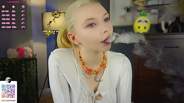 Snapshot of DaisyElmers chatting on 03/08/25, 03:17 DaisyElmers online show from 03/08/25, 03:17