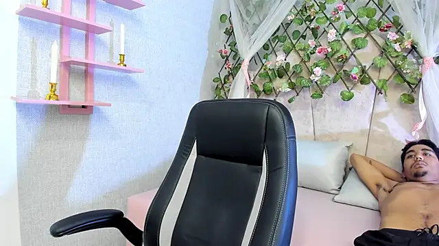 Snapshot of Annyeli chatting on 12/20/24, 05:47 Annyeli online show from 12/20/24, 05:47