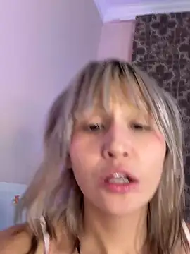 Snapshot of bigbabykiki chatting on 10/30/25, 02:07 bigbabykiki online show from 10/30/25, 02:07