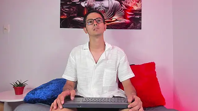 Snapshot of Ethan_Sai___ chatting on 02/14/25, 05:46 Ethan Sai    online show from 02/14/25, 05:46