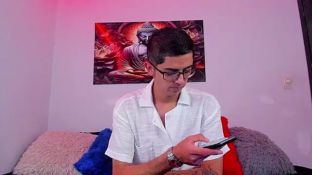 Snapshot of Ethan_Sai___ chatting on 10/28/25, 09:17 Ethan Sai    online show from 10/28/25, 09:17