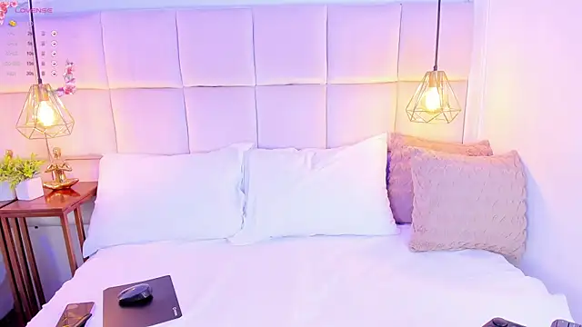 LinaGlam online show from 02/05/25, 10:33