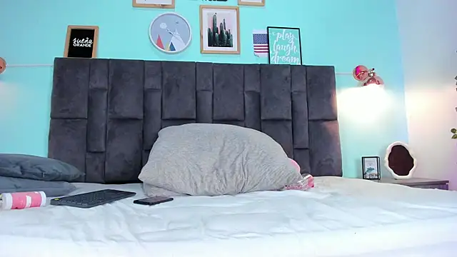 DulceAurora   online show from 03/22/25, 08:51