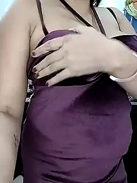 Snapshot of kaamuk_shweta chatting on 11/16/25, 11:43 kaamuk shweta online show from 11/16/25, 11:43