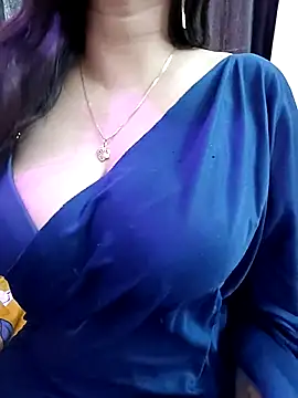 Snapshot of kaamuk_shweta chatting on 12/19/25, 09:27 kaamuk shweta online show from 12/19/25, 09:27