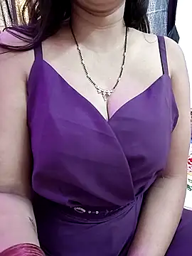 Snapshot of kaamuk_shweta chatting on 12/23/25, 03:26 kaamuk shweta online show from 12/23/25, 03:26