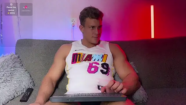 Snapshot of Adam_misti chatting on 02/03/25, 07:52 Adam misti online show from 02/03/25, 07:52