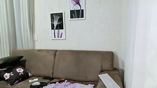 Snapshot of Blue_butterfly chatting on 01/26/25, 01:20 Blue butterfly online show from 01/26/25, 01:20