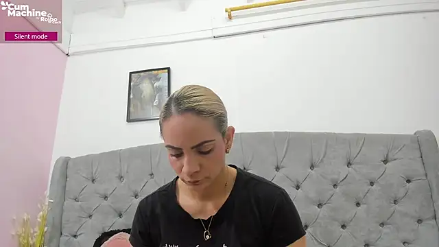 Snapshot of Valesskahall chatting on 10/08/25, 12:03 Valesskahall online show from 10/08/25, 12:03