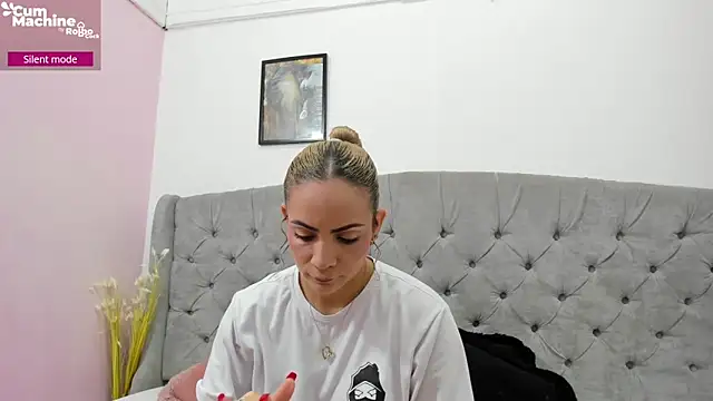 Snapshot of Valesskahall chatting on 10/14/25, 12:06 Valesskahall online show from 10/14/25, 12:06