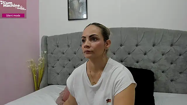 Snapshot of Valesskahall chatting on 10/16/25, 12:17 Valesskahall online show from 10/16/25, 12:17