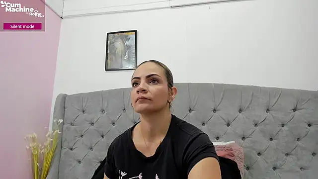 Snapshot of Valesskahall chatting on 10/20/25, 12:05 Valesskahall online show from 10/20/25, 12:05