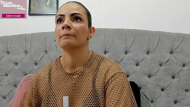 Snapshot of Valesskahall chatting on 10/25/25, 12:13 Valesskahall online show from 10/25/25, 12:13