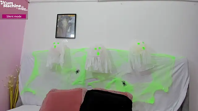 Snapshot of Valesskahall chatting on 10/31/25, 01:01 Valesskahall online show from 10/31/25, 01:01