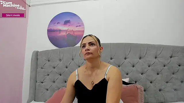 Snapshot of Valesskahall chatting on 11/17/25, 12:11 Valesskahall online show from 11/17/25, 12:11