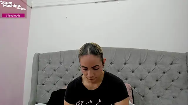 Snapshot of Valesskahall chatting on 11/28/25, 12:19 Valesskahall online show from 11/28/25, 12:19