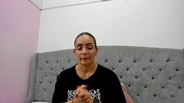 Snapshot of Valesskahall chatting on 12/15/25, 11:47 Valesskahall online show from 12/15/25, 11:47