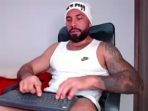 Snapshot of roman_muscle chatting on 02/12/25, 03:40 roman muscle online show from 02/12/25, 03:40