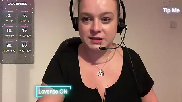 Snapshot of NaughtyWifeUK chatting on 12/02/24, 04:09 NaughtyWifeUK online show from 12/02/24, 04:09