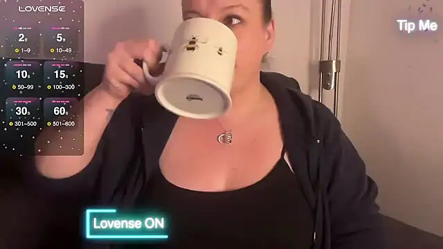 Snapshot of NaughtyWifeUK chatting on 12/13/24, 10:02 NaughtyWifeUK online show from 12/13/24, 10:02