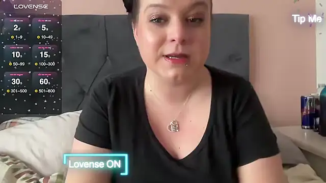 Snapshot of NaughtyWifeUK chatting on 12/14/24, 02:31 NaughtyWifeUK online show from 12/14/24, 02:31