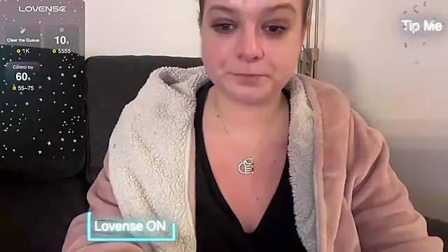 Snapshot of NaughtyWifeUK chatting on 12/14/24, 09:35 NaughtyWifeUK online show from 12/14/24, 09:35