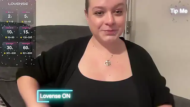 Snapshot of NaughtyWifeUK chatting on 12/17/24, 10:22 NaughtyWifeUK online show from 12/17/24, 10:22