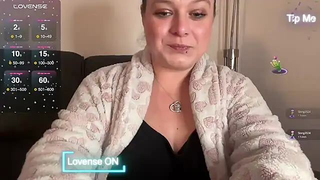 Snapshot of NaughtyWifeUK chatting on 12/19/24, 10:53 NaughtyWifeUK online show from 12/19/24, 10:53