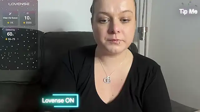 Snapshot of NaughtyWifeUK chatting on 12/21/24, 08:43 NaughtyWifeUK online show from 12/21/24, 08:43