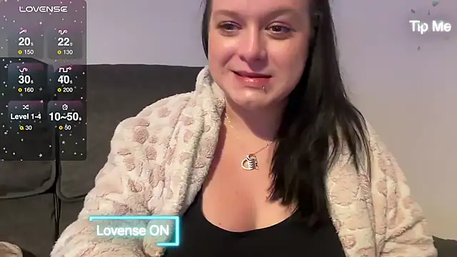 Snapshot of NaughtyWifeUK chatting on 01/01/25, 01:15 NaughtyWifeUK online show from 01/01/25, 01:15