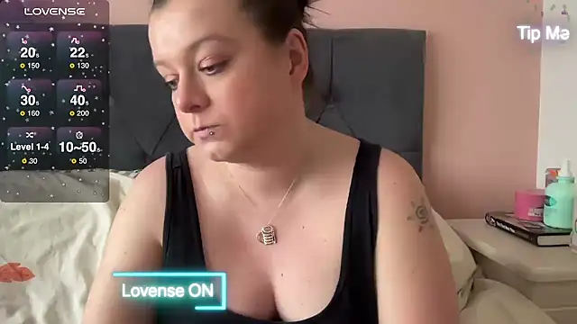 Snapshot of NaughtyWifeUK chatting on 01/18/25, 12:36 NaughtyWifeUK online show from 01/18/25, 12:36