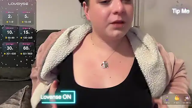 Snapshot of NaughtyWifeUK chatting on 01/19/25, 01:21 NaughtyWifeUK online show from 01/19/25, 01:21