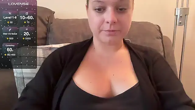 Snapshot of NaughtyWifeUK chatting on 10/10/25, 10:03 NaughtyWifeUK online show from 10/10/25, 10:03