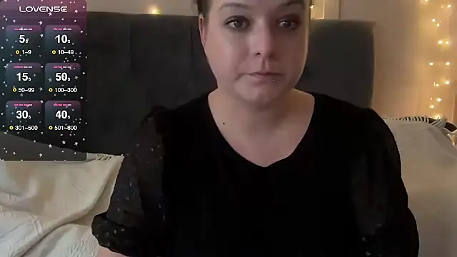 Snapshot of NaughtyWifeUK chatting on 10/13/25, 04:18 NaughtyWifeUK online show from 10/13/25, 04:18