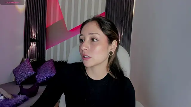 Snapshot of emily_layton chatting on 03/04/25, 02:21 emily layton online show from 03/04/25, 02:21