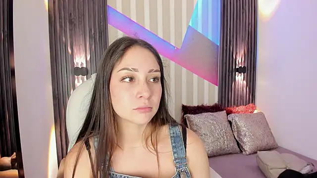 Snapshot of emily_layton chatting on 09/16/25, 02:40 emily layton online show from 09/16/25, 02:40