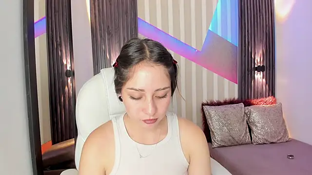 Snapshot of emily_layton chatting on 09/19/25, 03:45 emily layton online show from 09/19/25, 03:45
