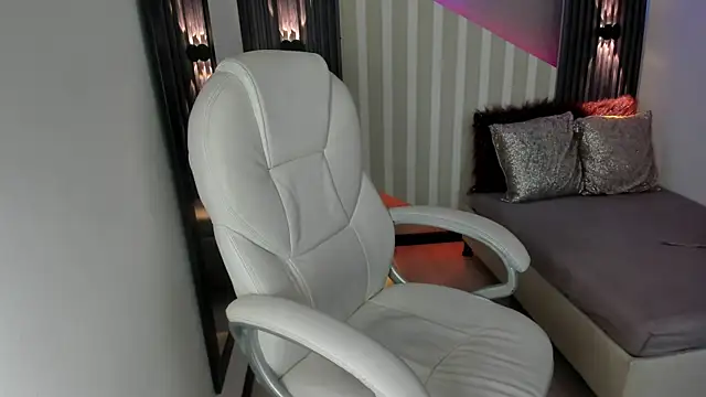 Snapshot of emily_layton chatting on 09/20/25, 03:35 emily layton online show from 09/20/25, 03:35